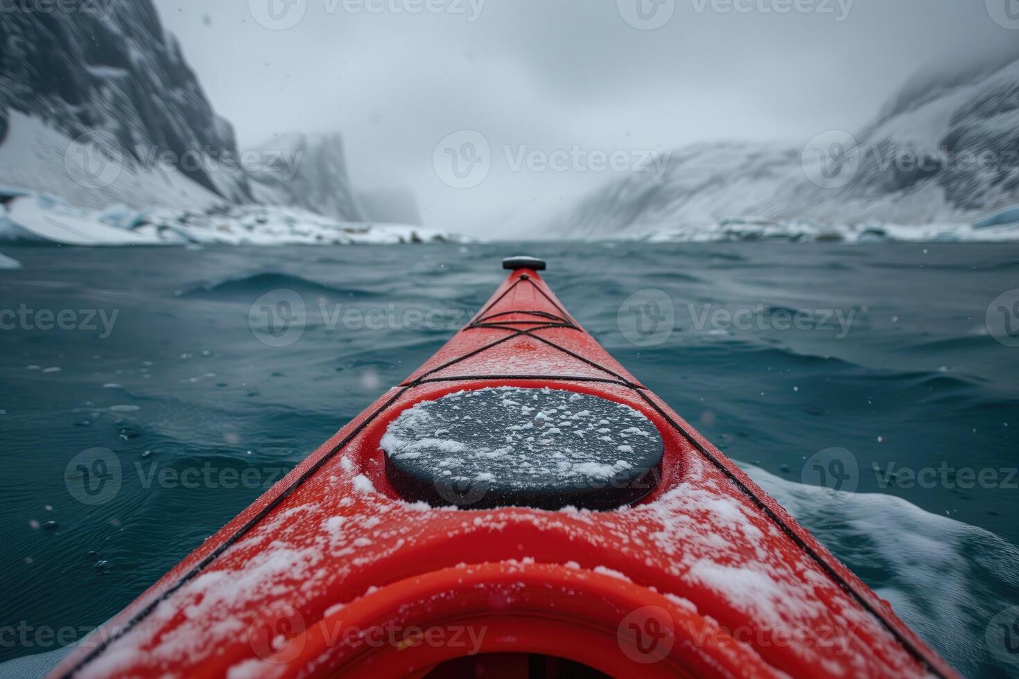 ai gegenereerd kajakken Aan een zee kajak tegen de backdrop van besneeuwd kusten foto