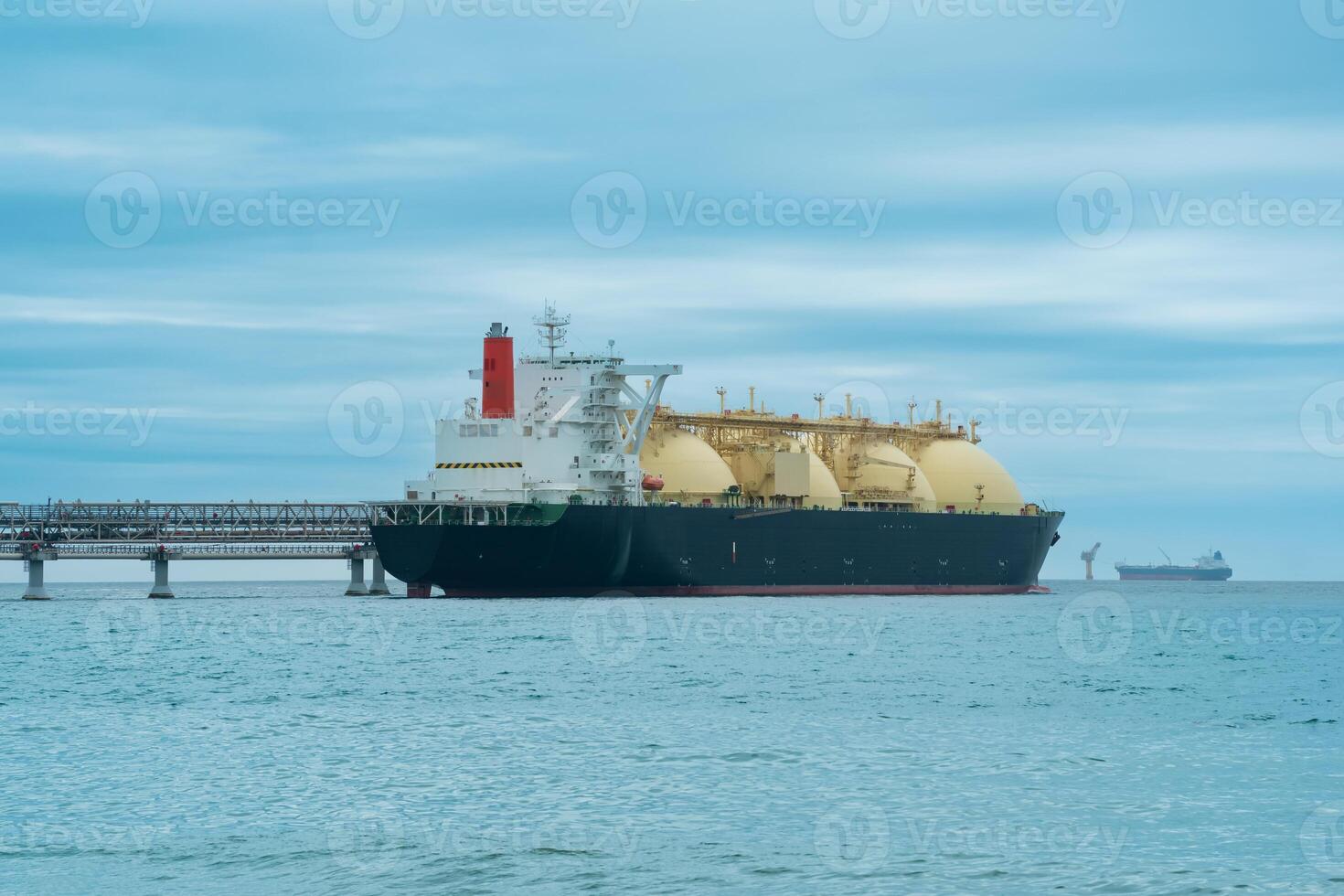 lng tanker gedurende bezig met laden Bij een vloeibaar gemaakt natuurlijk gas- offshore terminal foto