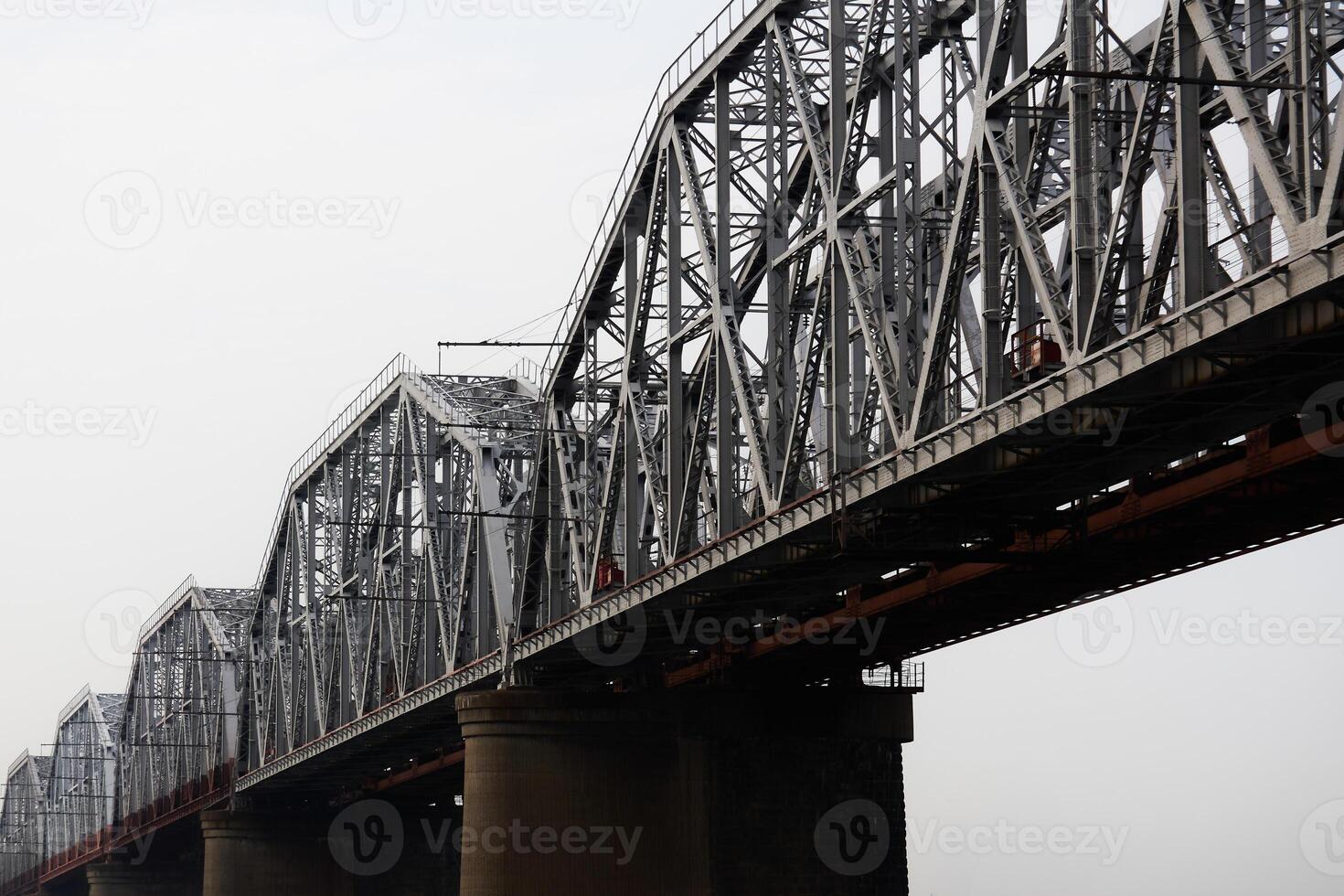 meerdere overspanningen van een spoorweg truss brug tegen een bewolkt lucht foto