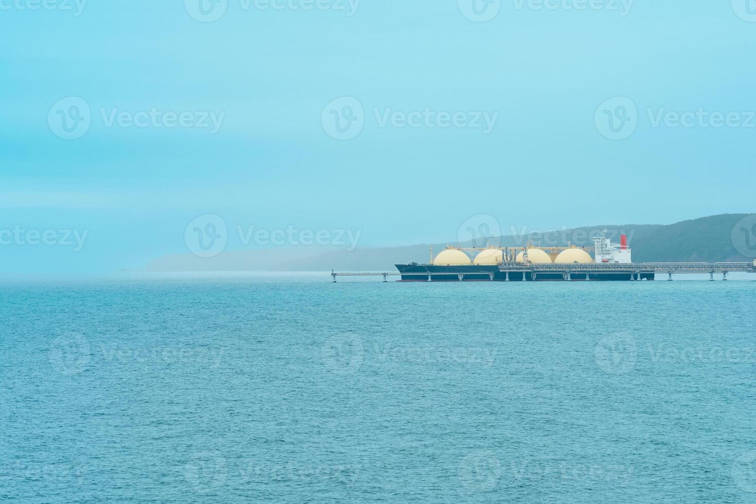 lng vervoerder schip gedurende bezig met laden Bij een vloeibaar gemaakt natuurlijk gas- offshore terminal foto