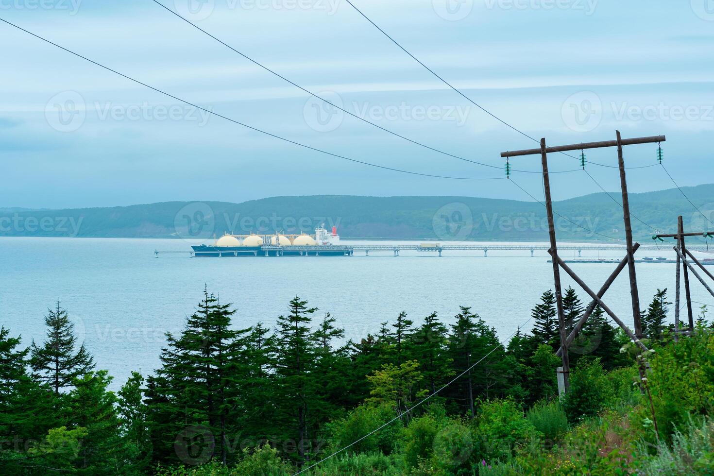 visie van de kust van sachalin naar de lng offshore terminal met een afgemeerd gas- vervoerder foto