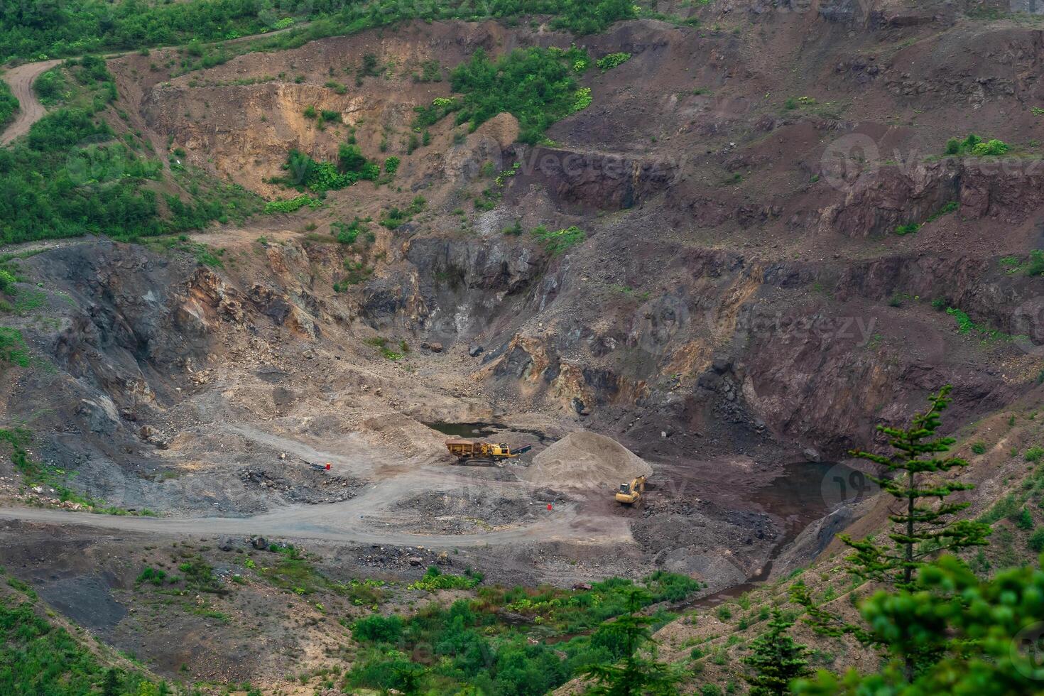 klein steengroeve met mijnbouw machinerie in bergachtig Oppervlakte foto