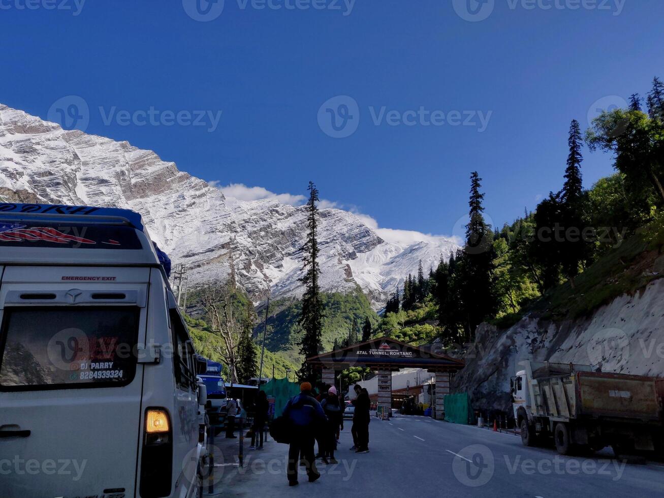 24e mei 2022 himachal pradesh, Indië ataal tunel rohtang poort met sneeuw bedekt bergen Bij achtergrond foto