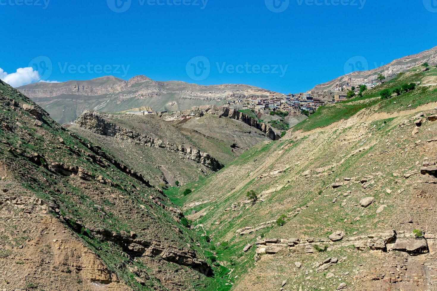 berg landschap met rotsachtig kliffen, in de afstand de berg dorp van chok in dagestan foto