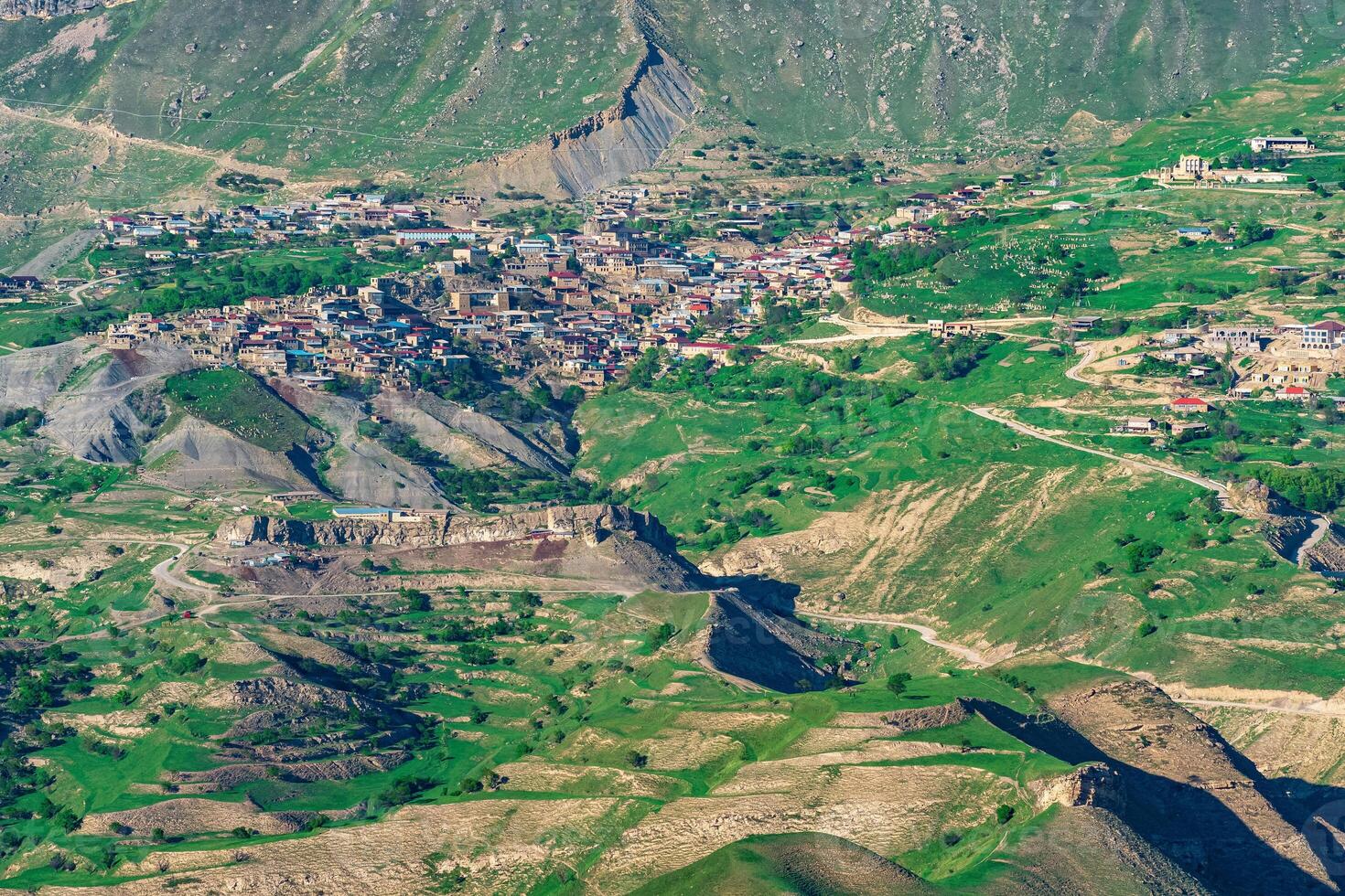 visie van de berg dorp van chok in dagestan Aan de helling van een enorm vallei foto