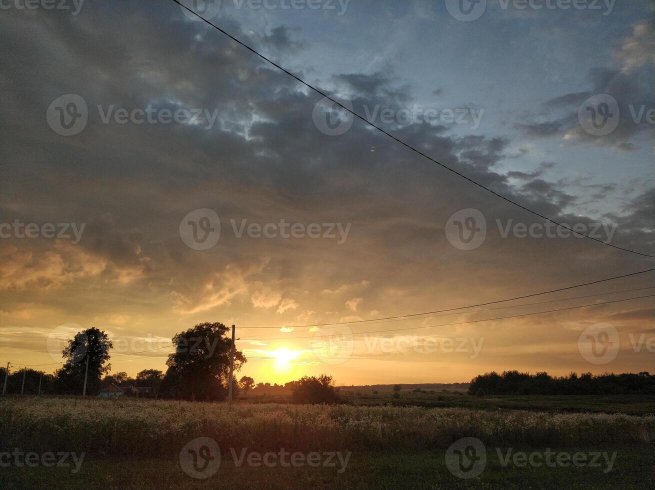 warm zomer zonsondergang in de dorp foto