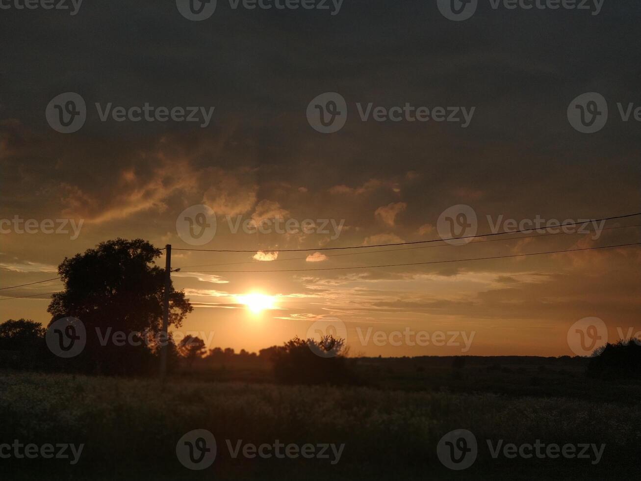 warm zomer zonsondergang in de dorp foto