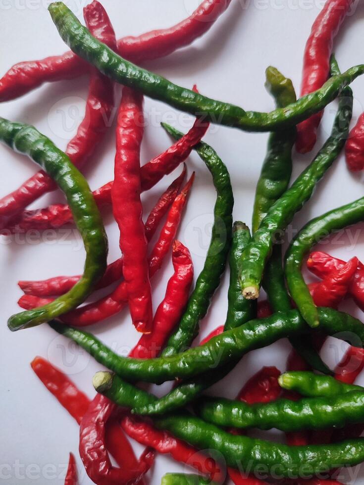 natuurlijk pittig rood en groen pepers. biologisch vers Chili paprika's geïsoleerd Aan wit. foto