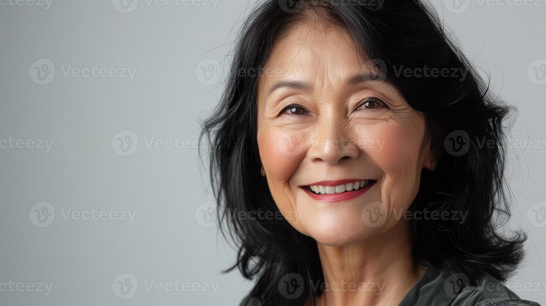 ai gegenereerd mooi volwassen Aziatisch vrouw glimlacht breed in studio. Rechtsaf kant ton afgesloten portret. wit achtergrond. foto