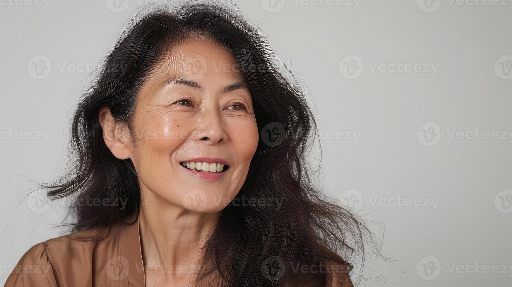 ai gegenereerd mooi volwassen Aziatisch vrouw glimlacht breed in studio. Rechtsaf kant ton afgesloten portret. wit achtergrond. foto