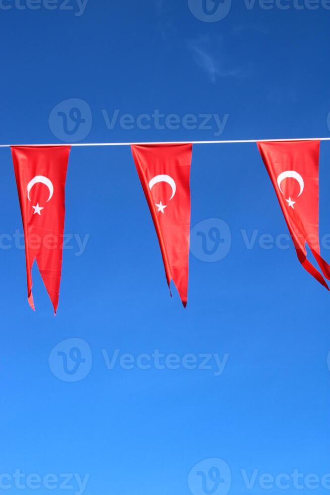 Turks vlaggen hangende Aan een touw Aan de straat foto