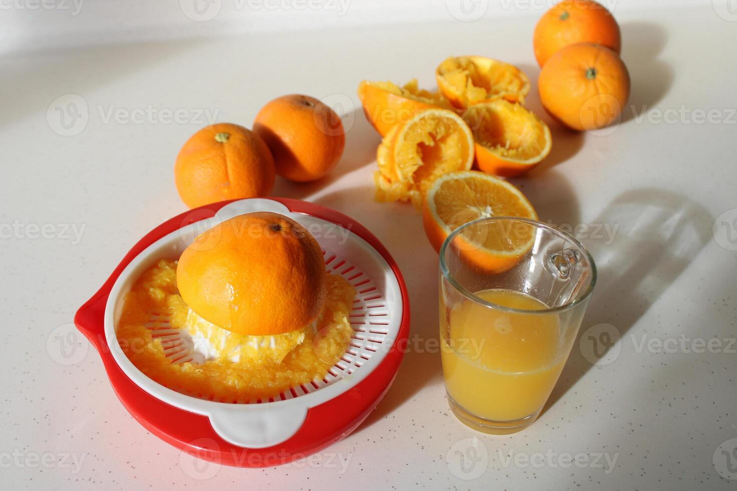 oranje sapcentrifuge vers geperst sinaasappels en oranje sap foto