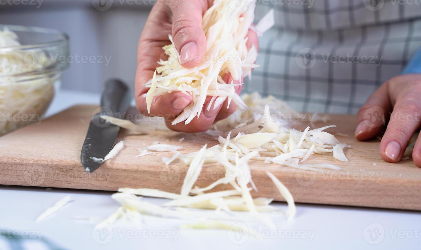 vrouw handen houden gehakt kool voor salade Bij de keuken. detailopname. selectief focus. foto