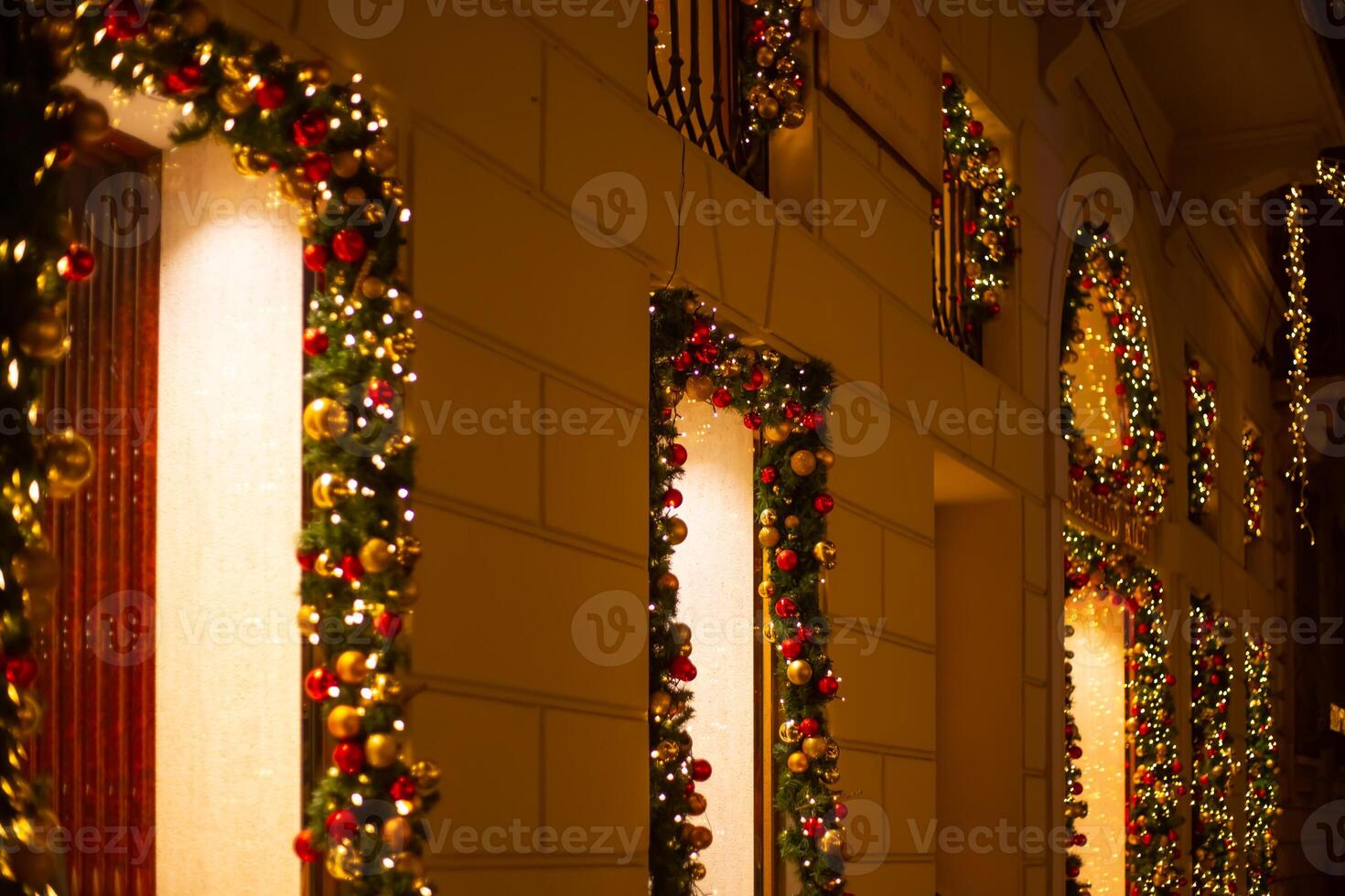 Kerstmis lichten in via montenapoleone, in de downtown mode wijk, in Milaan. Kerstmis vakantie in Milaan Italië. Kerstmis op te slaan ramen in Milaan. Italië, Milaan 2.12.2023 foto