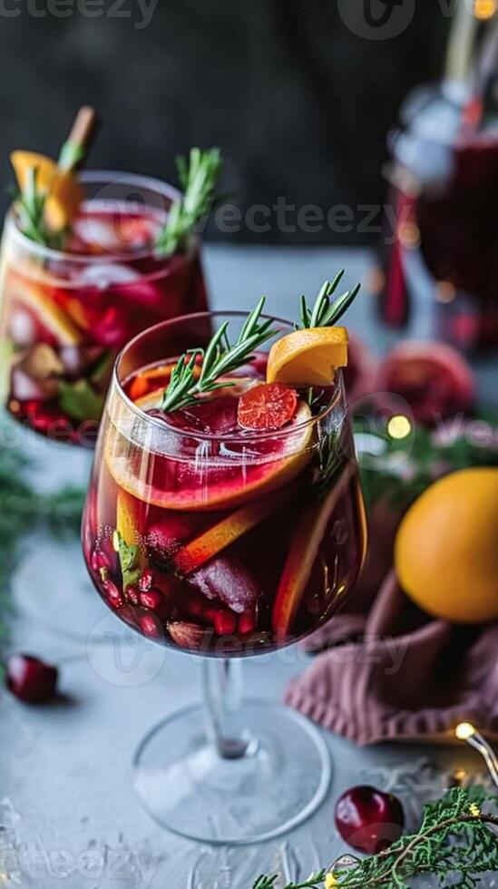 ai gegenereerd glas gevulde met overwogen wijn, versierd met vers citrus en rozemarijn, reeks tegen de backdrop van een fonkelend Kerstmis boom, creëren een feestelijk en hartverwarmend vakantie tafereel foto