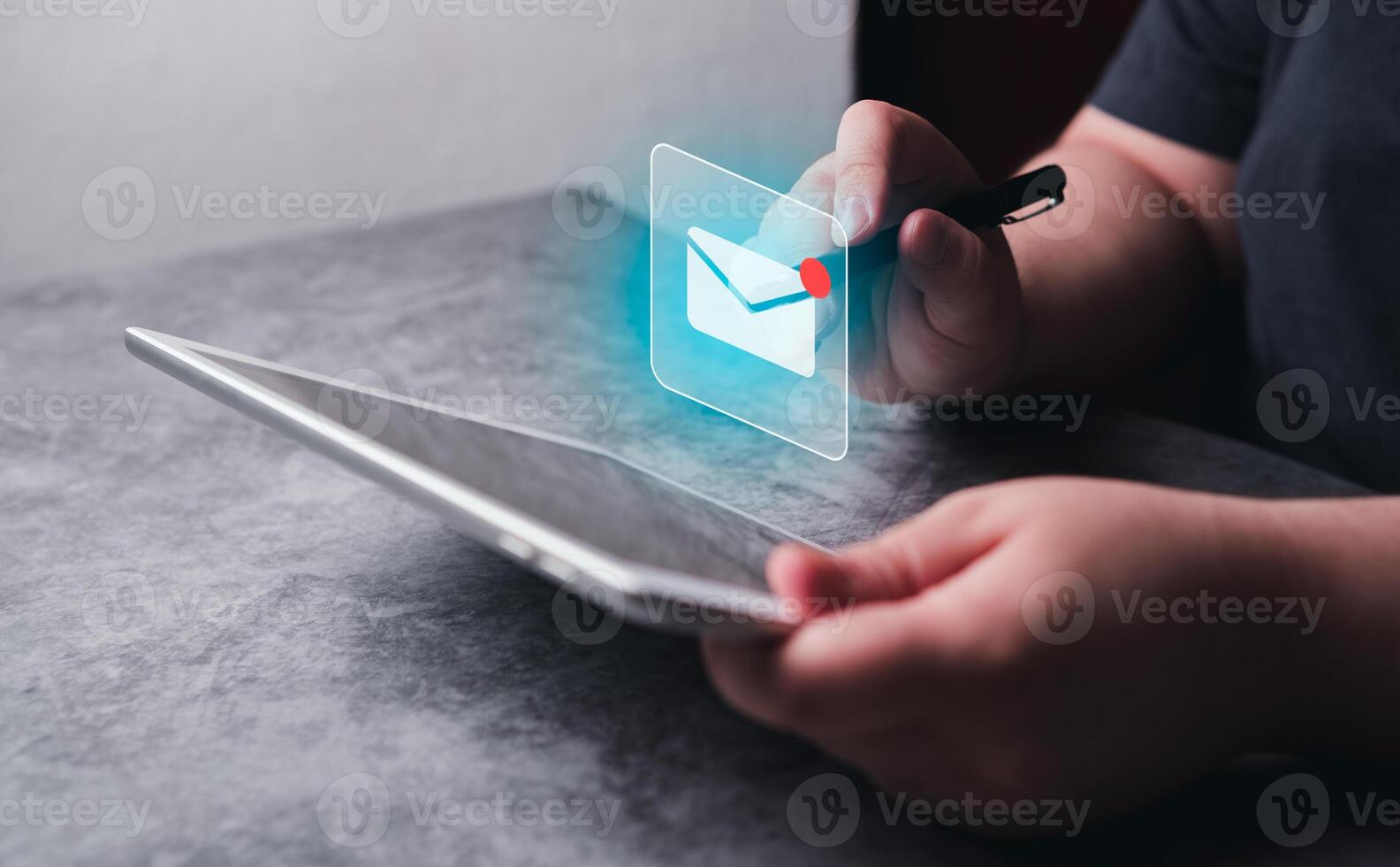 vrouw gebruik digitaal tablet met hologram mail icoon koppel. e-mail afzet concept. sturen e-mail of nieuwsbrief. foto