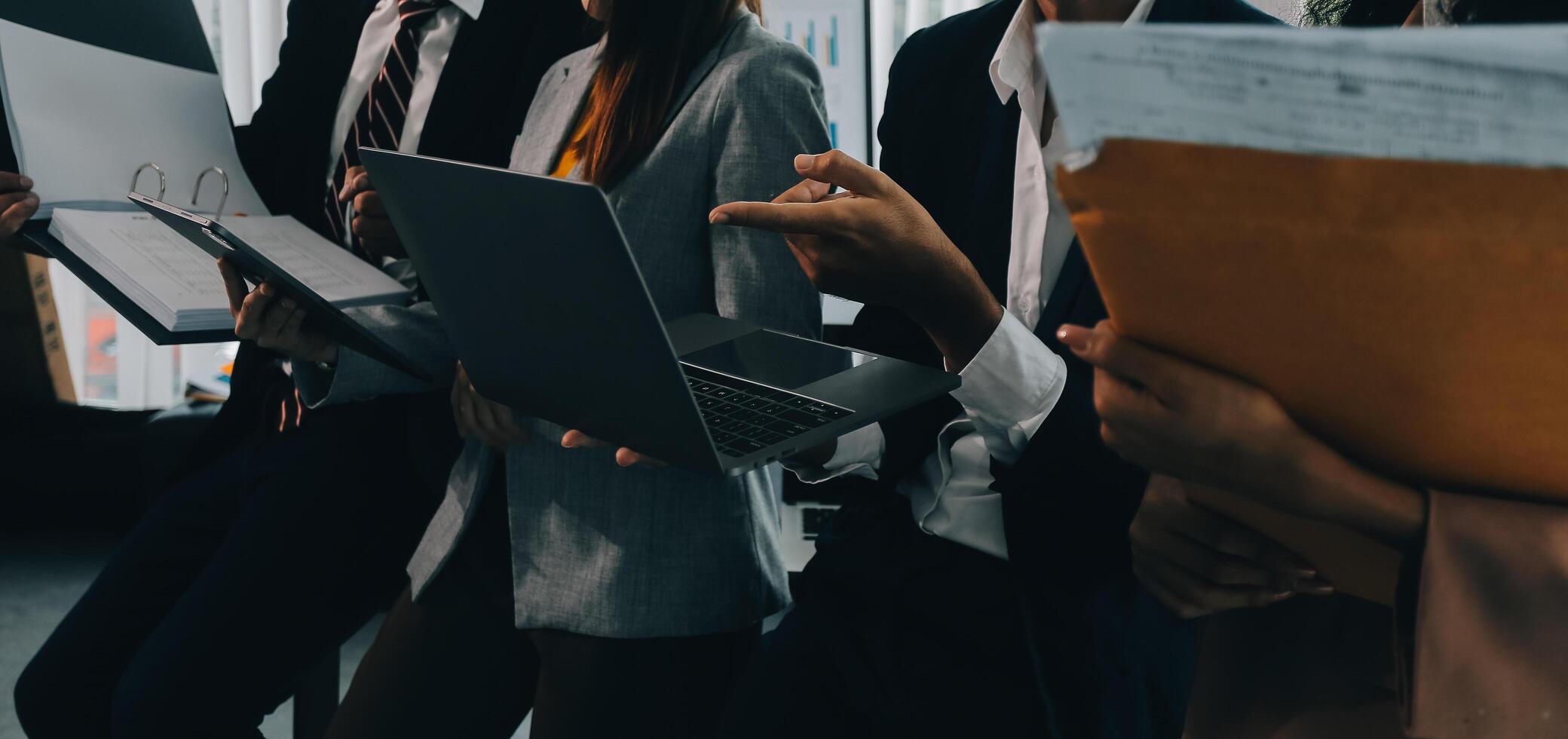 co-werkconferentie, zakelijke teamvergadering aanwezig, investeerderscollega's bespreken nieuw plan financiële grafiekgegevens op kantoortafel met laptop en digitale tablet, financiën, boekhouding, investeringen. foto