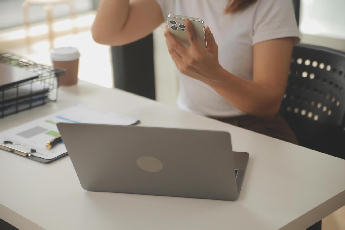 jong volwassen gelukkig glimlachen spaans Aziatisch leerling vervelend hoofdtelefoons pratend Aan online babbelen vergadering gebruik makend van laptop in Universiteit campus of Bij virtueel kantoor. college vrouw leerling aan het leren van een afstand. foto