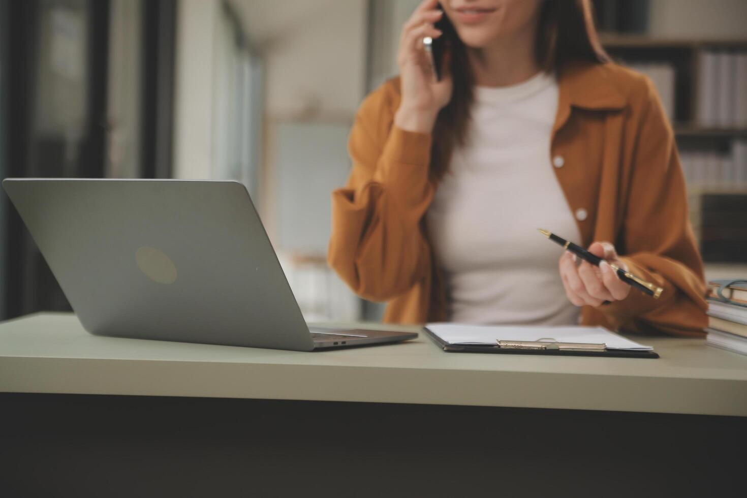 Aziatisch zakenvrouw werken Aan laptop computer kijken voor baan online, freelance op zoek en typen Aan notitieboekje Aan tafel, levensstijl van vrouw aan het studeren online foto