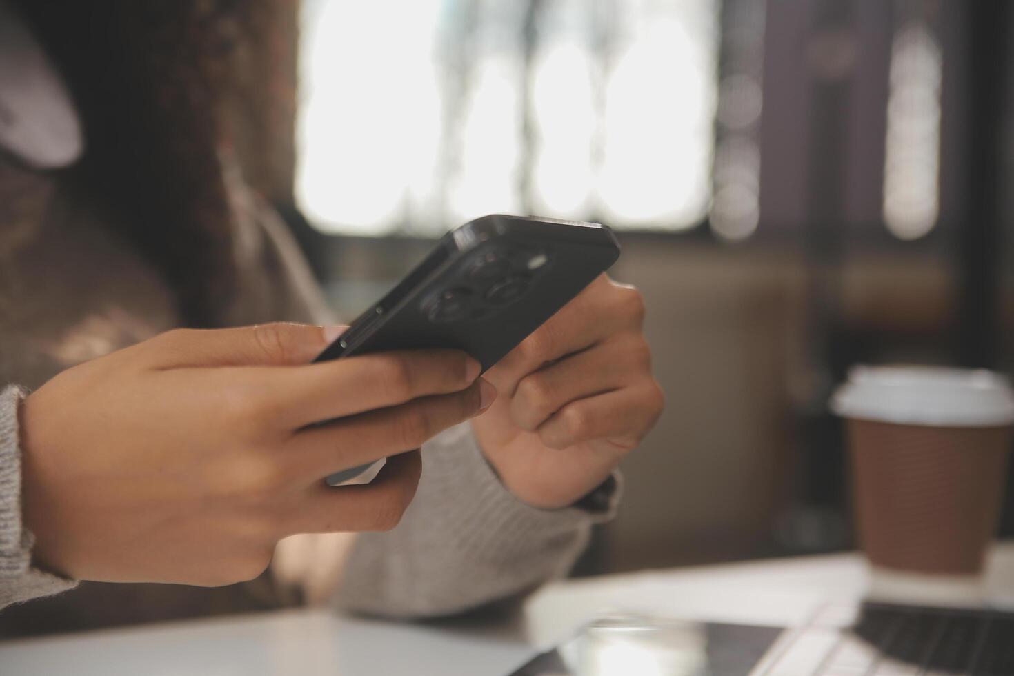 Aziatisch zakenvrouw werken Aan laptop computer kijken voor baan online, freelance op zoek en typen Aan notitieboekje Aan tafel, levensstijl van vrouw aan het studeren online foto