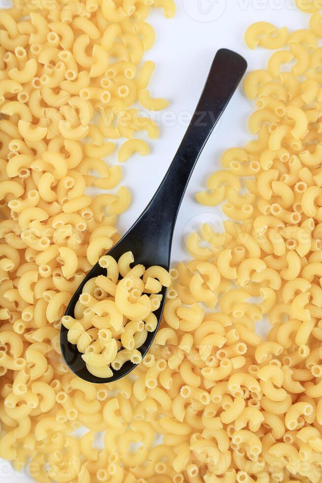 droog macaroni pasta Aan zwart lepel foto