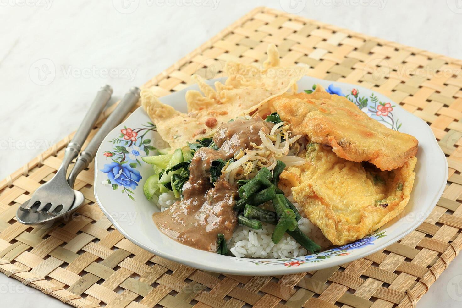 nasi pecel madiun of sego pecel is een Indonesisch rijst- schotel foto