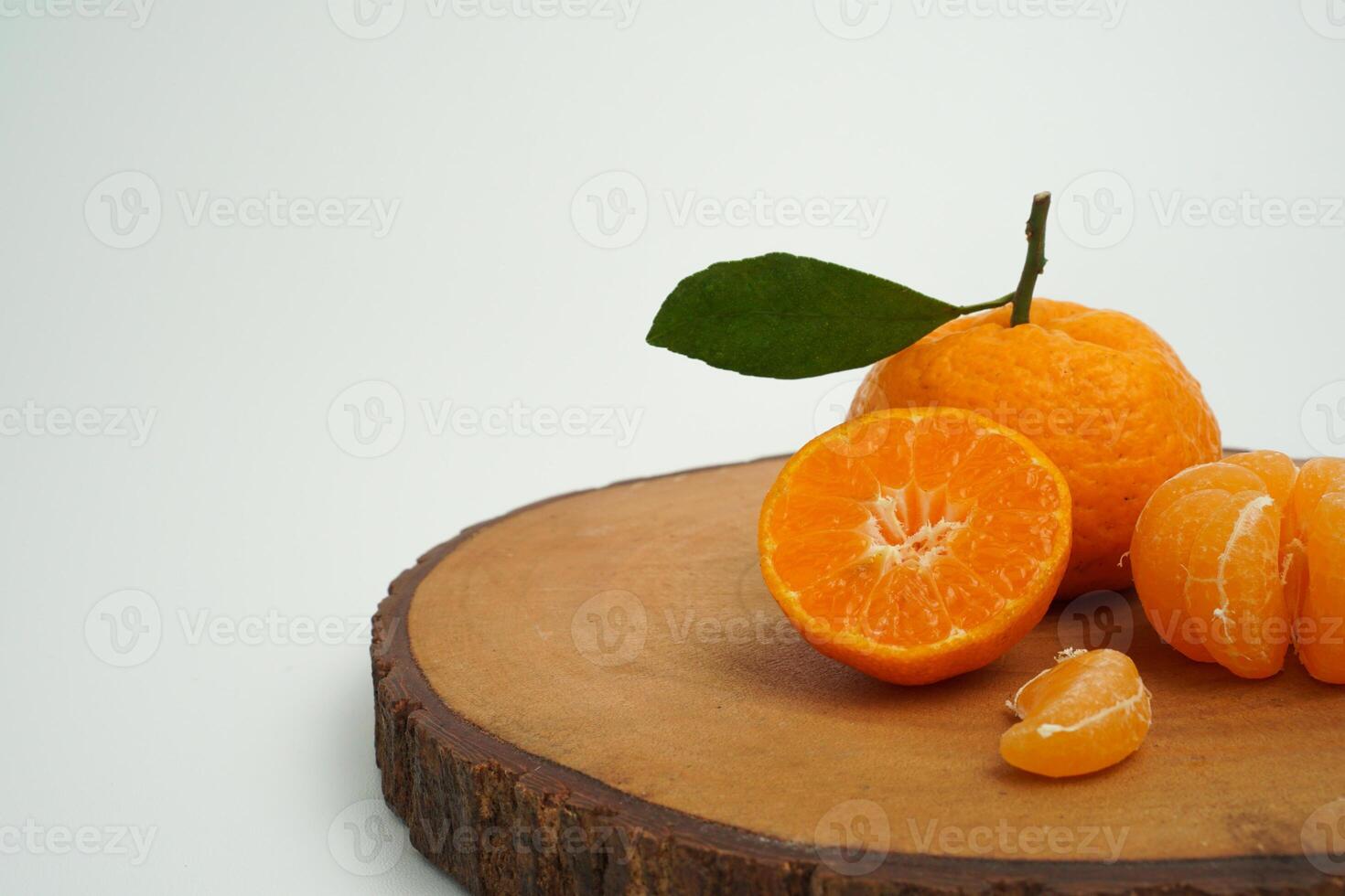 groep van oranje fruit bestaat van geheel, stuk en voor de helft oranje Aan hout geïsoleerd Aan wit achtergrond foto