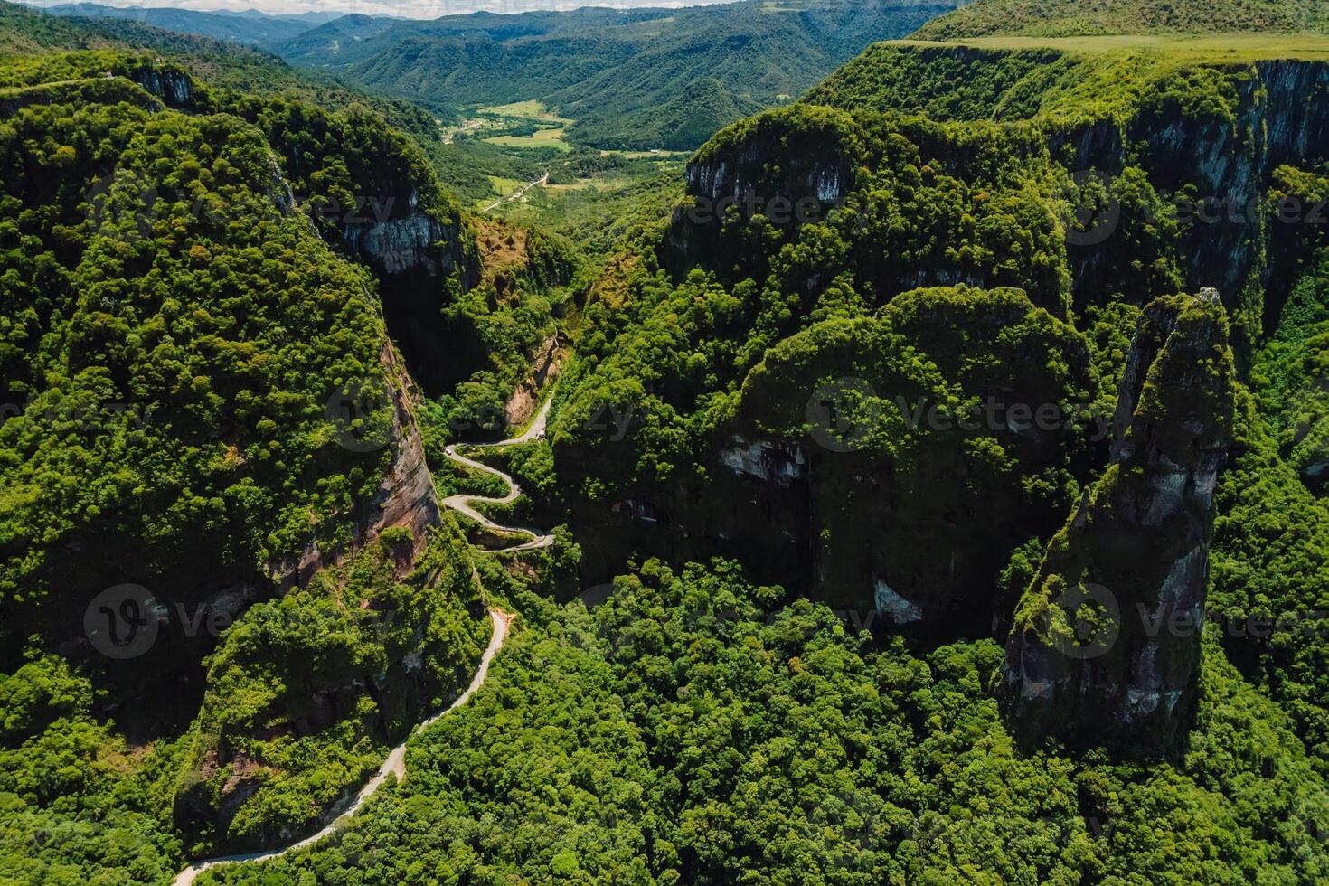 weg in espraiado canyons in de kerstman catarina, Brazilië. antenne visie foto