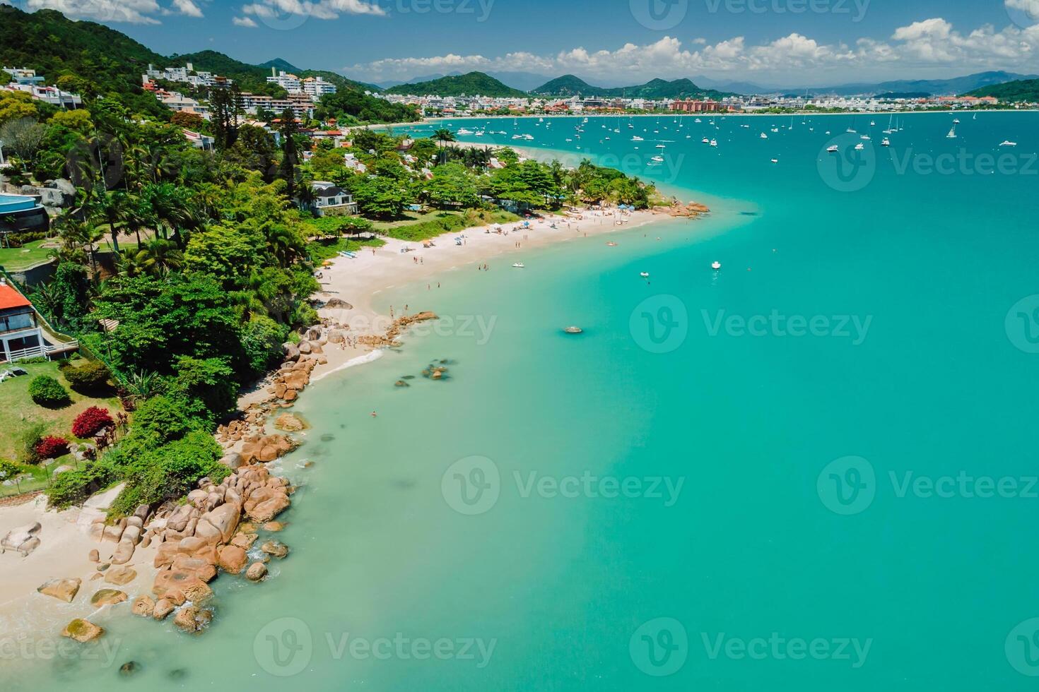 vakantie strand met turkoois stil oceaan in florianopolis. antenne visie foto