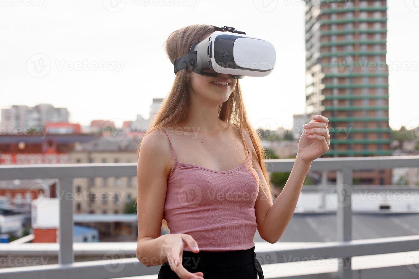 versteld staan jong mooi meisje gebruik makend van nieuw vr technologie foto