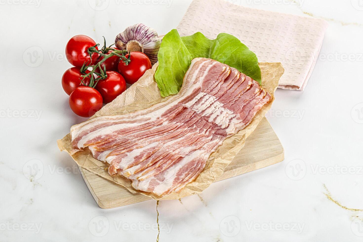 gesneden varkensvlees spek oveerd bord foto