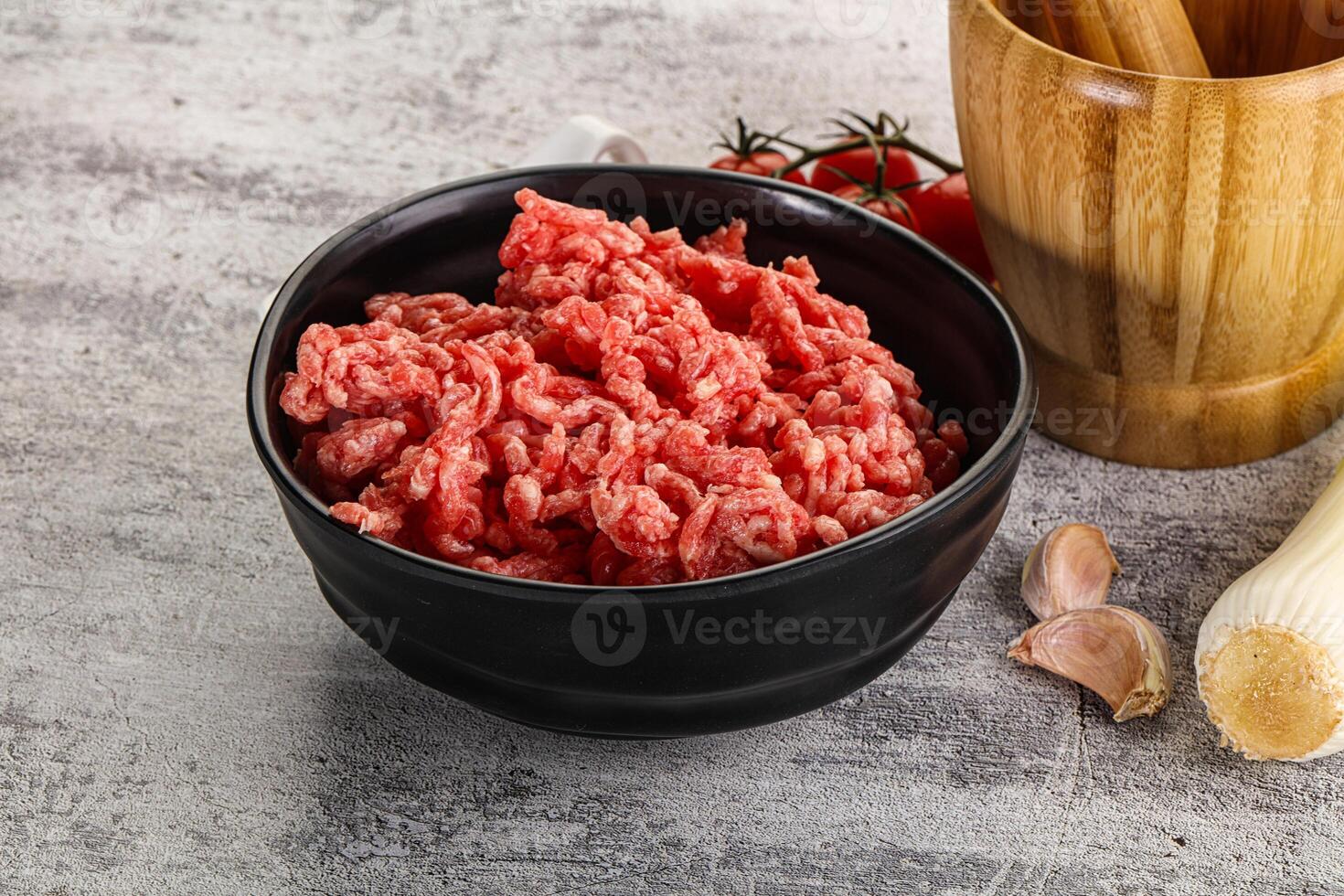 fijngehakt rundvlees vlees in de kom foto