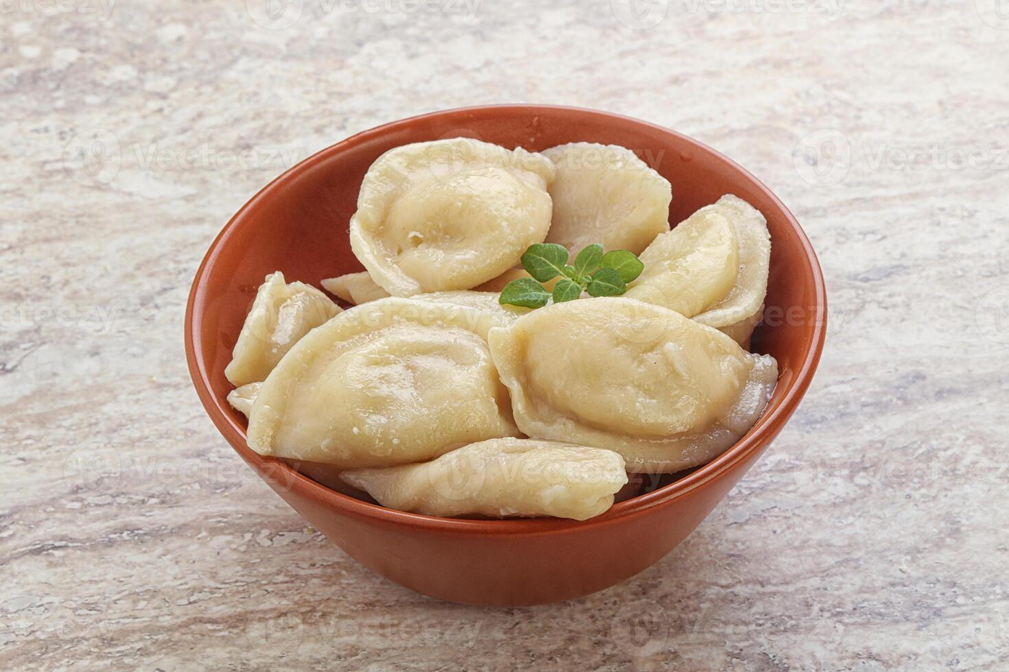 Russische traditionele vareniki - dumplings met aardappel foto