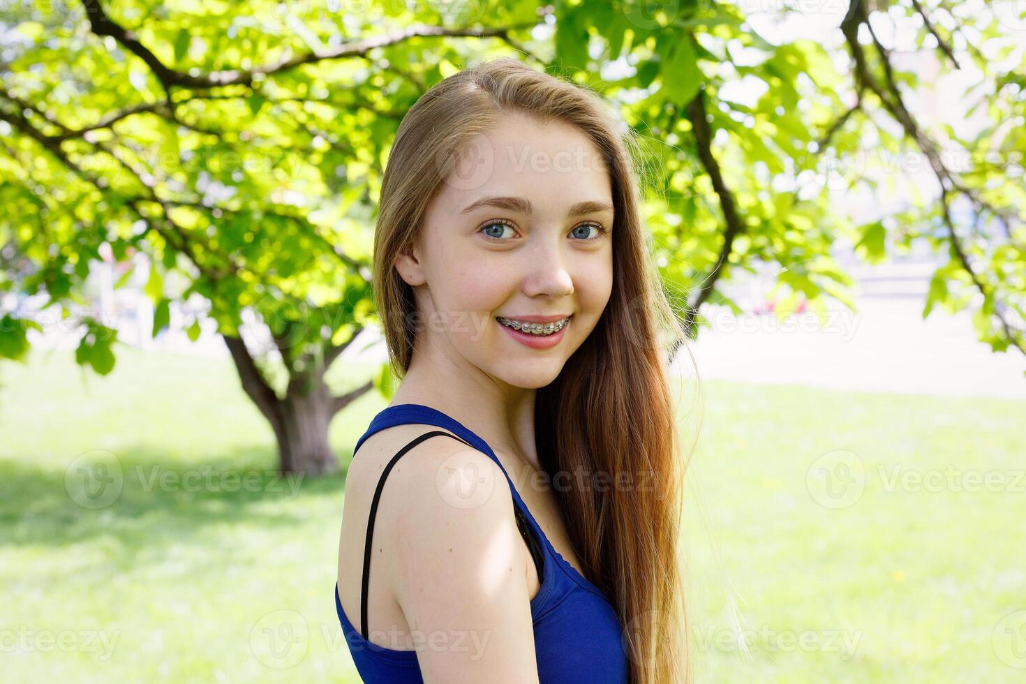 gezond, mooi glimlach, de kind naar de tandarts.portret van een weinig meisje met orthodontisch toestel . foto