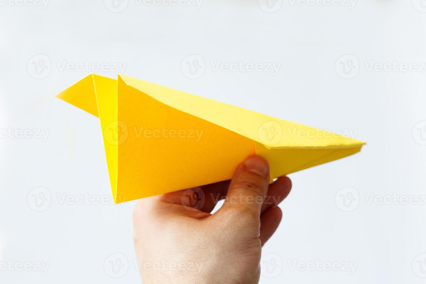 geel origami vlak Aan een wit achtergrond. foto