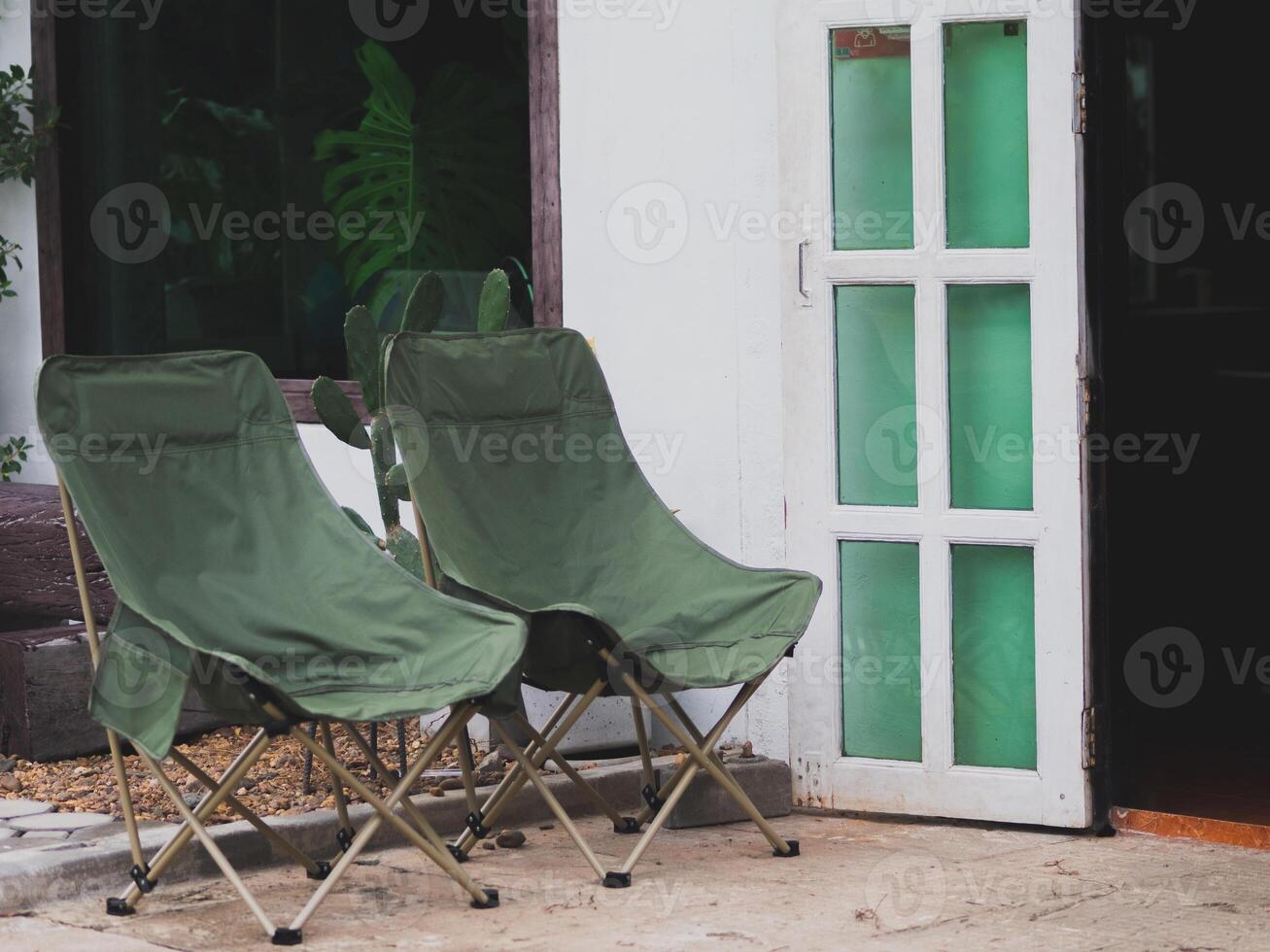 camping stoelen en wit huis Bij Thailand foto