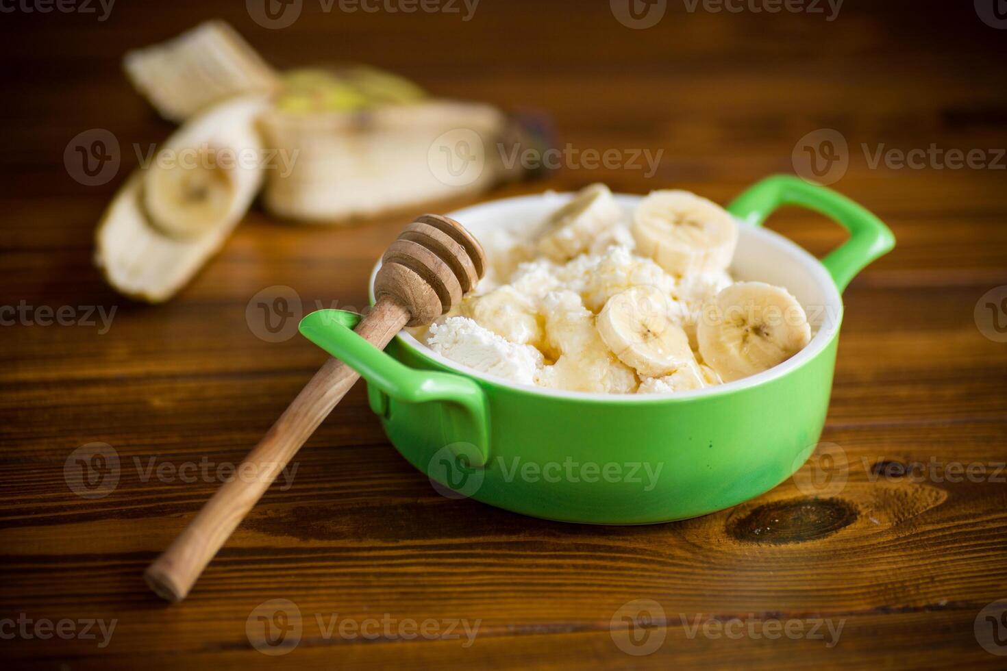 eigengemaakt huisje kaas in een kom met bananen en honing foto