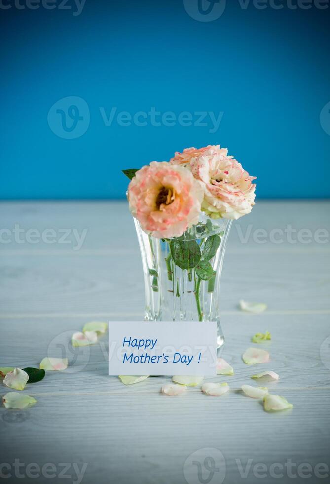 boeket van mooi oranje rozen Aan tafel foto