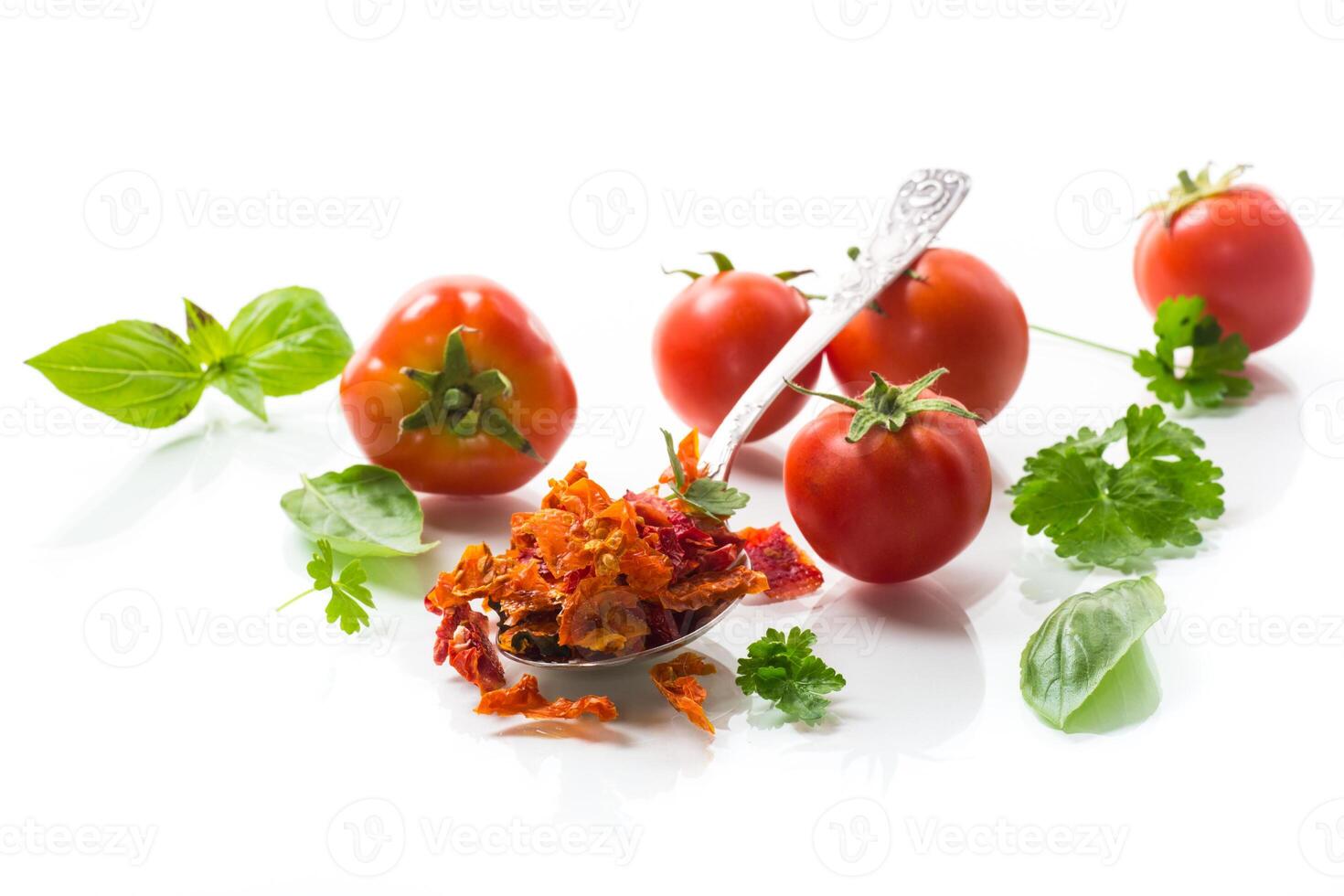 klein stukken van droog tomaten De volgende naar vers tomaten foto