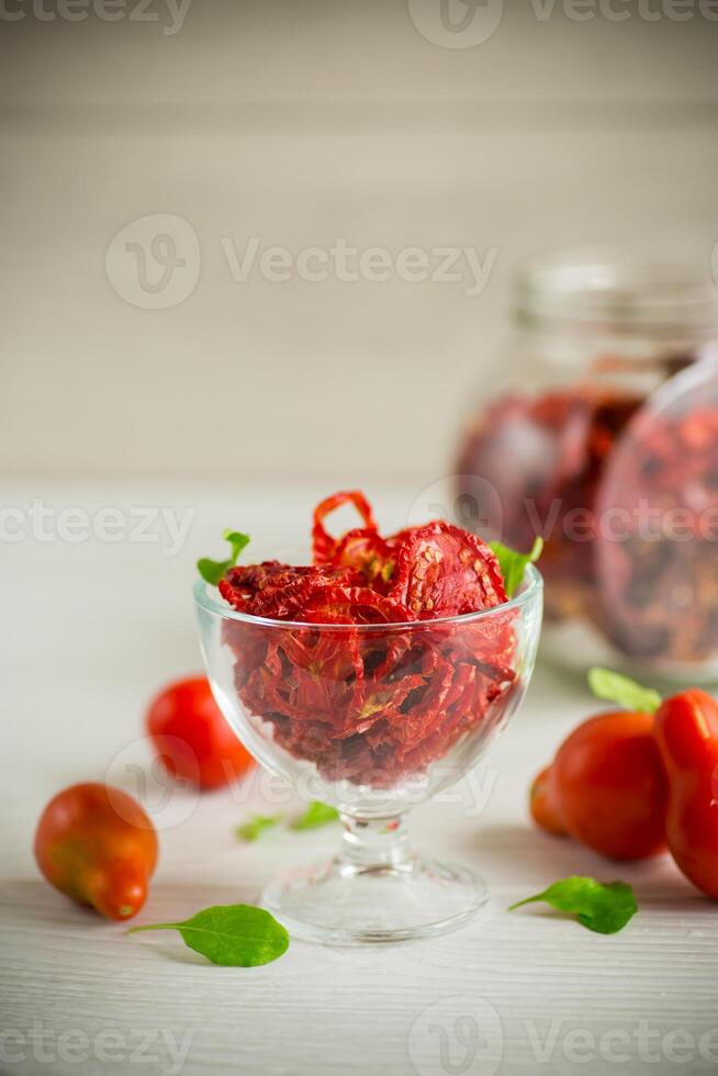 een handvol van droog tomaten en vers tomaten foto