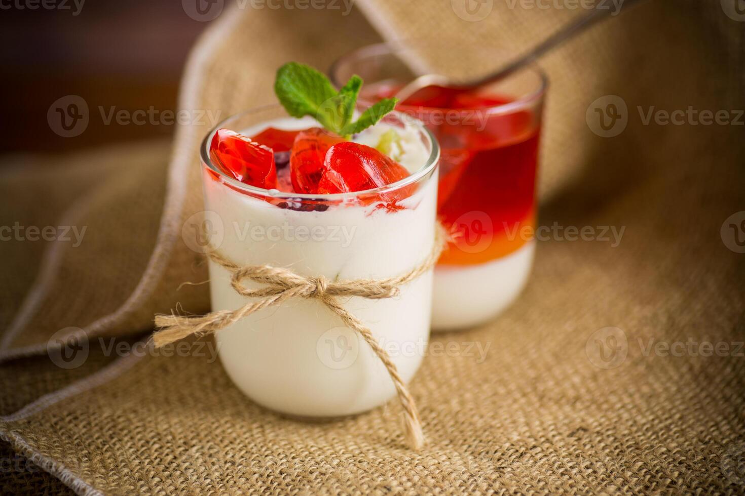 eigengemaakt zoet yoghurt met fruit gelei stukken foto