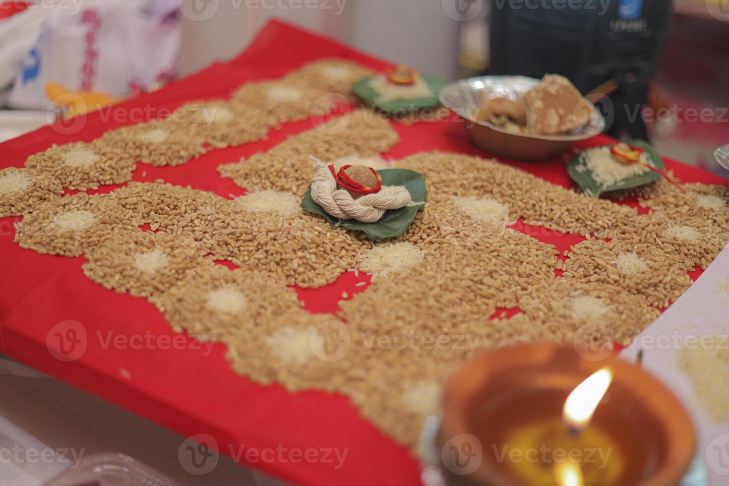 Indisch rituelen Aan een gunstig dag naar uitvoeren pooja door plaatsen kokosnoot Aan klein vaas gebeld kalash foto