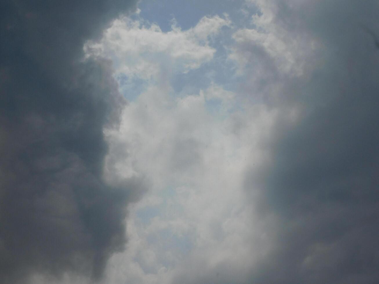 zwart wolken in de lucht gedurende de dag foto