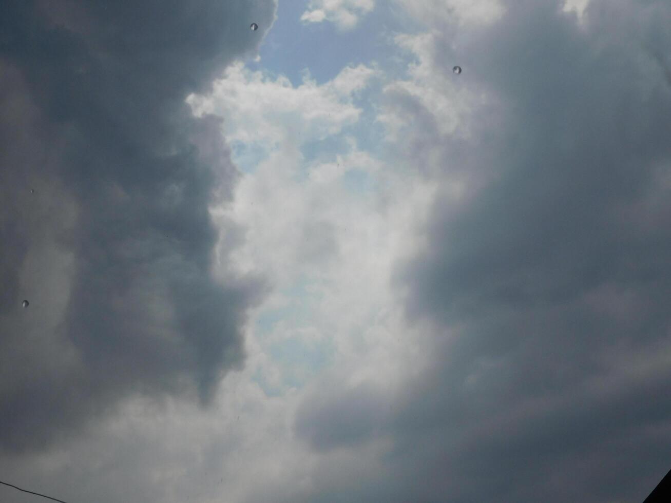 zwart wolken in de lucht gedurende de dag foto
