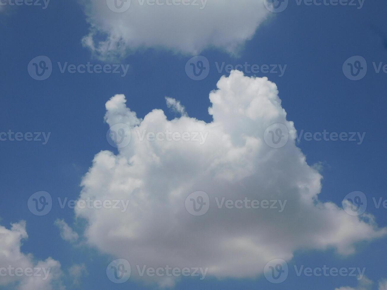 blauwe lucht en witte wolken foto