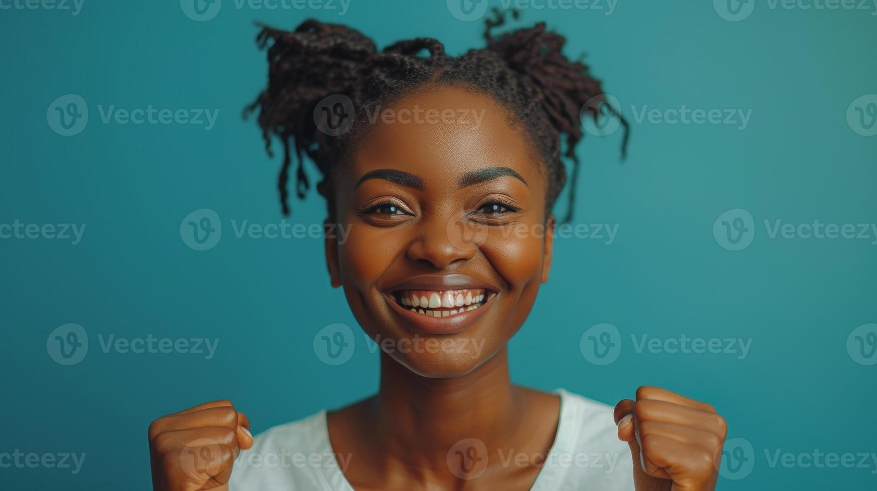 ai gegenereerd winnaar vrouw Aan tablet geïsoleerd Aan blauw achtergrond met vuist pomp. Afrikaanse persoon wint wedstrijd en wint weggeven Aan digitaal tech viering in studio. foto