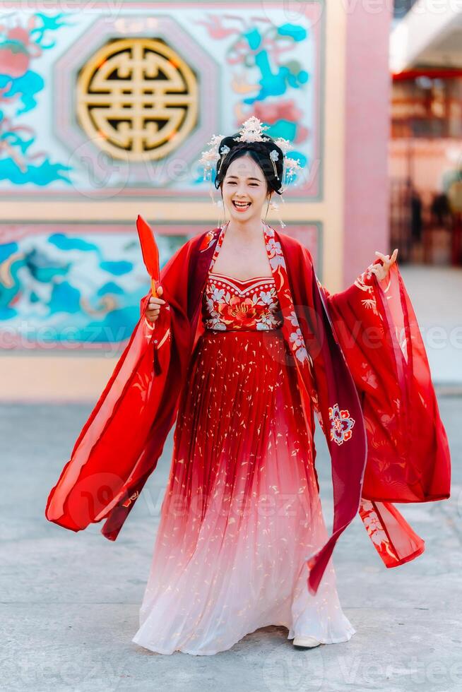 vrouw jurk China nieuw jaar. portret van een vrouw. persoon in traditioneel kostuum. vrouw in traditioneel kostuum. mooi jong vrouw in een helder rood jurk en een kroon van Chinese koningin poseren. foto