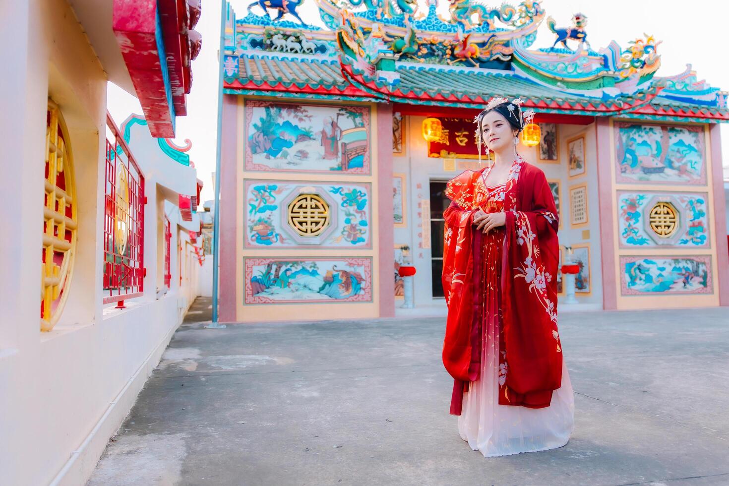 vrouw jurk China nieuw jaar. portret van een vrouw. persoon in traditioneel kostuum. vrouw in traditioneel kostuum. mooi jong vrouw in een helder rood jurk en een kroon van Chinese koningin poseren. foto