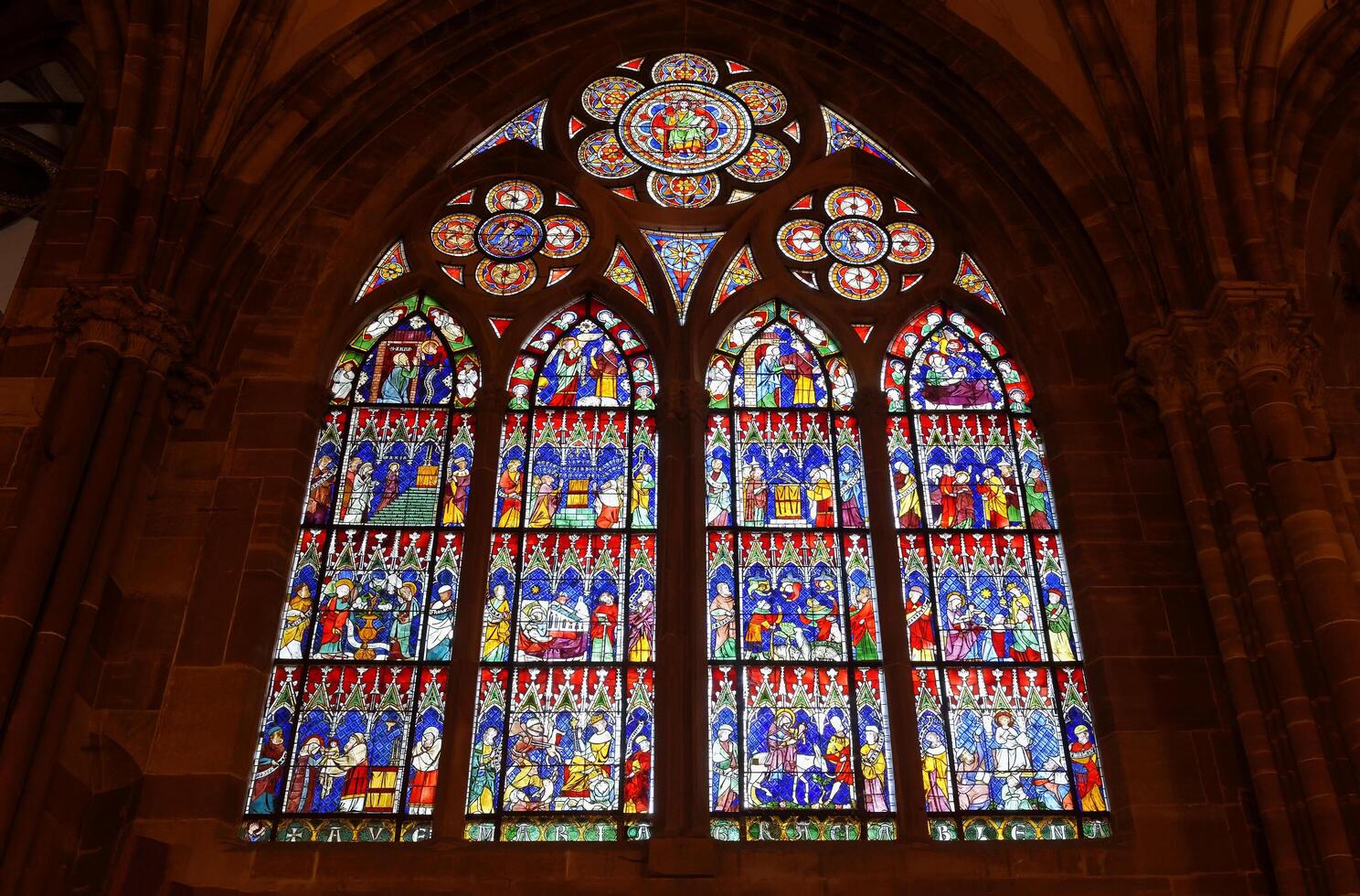 Straatsburg, Frankrijk, 2017, kathedraal notre dame, interieur, gebrandschilderd glas ramen, Straatsburg, Elzas, bas neushoorn afdeling, Frankrijk foto