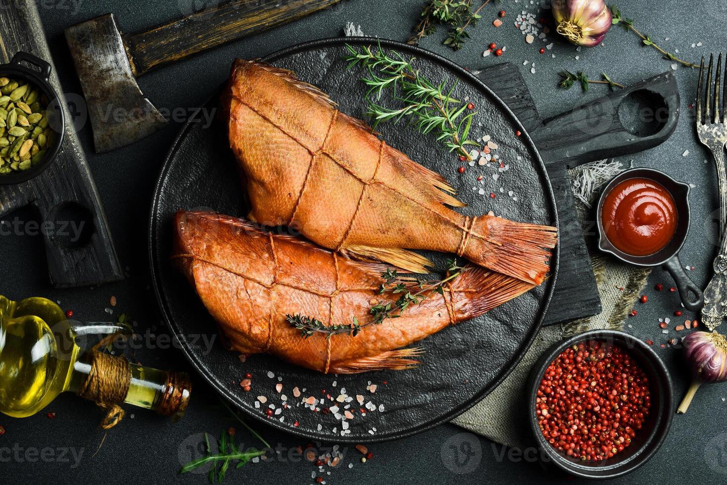 heet gerookt rood zee bas Aan een zwart steen bord. heerlijk zeevruchten voor gepast voeding. Aan een zwart achtergrond. vrij ruimte voor tekst. foto